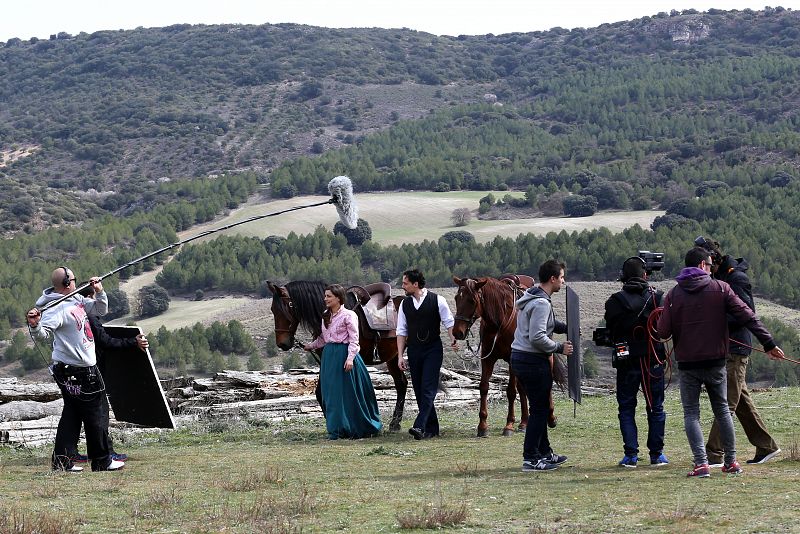 'Acacias 38' - Manuela y Germán pasean con los caballos