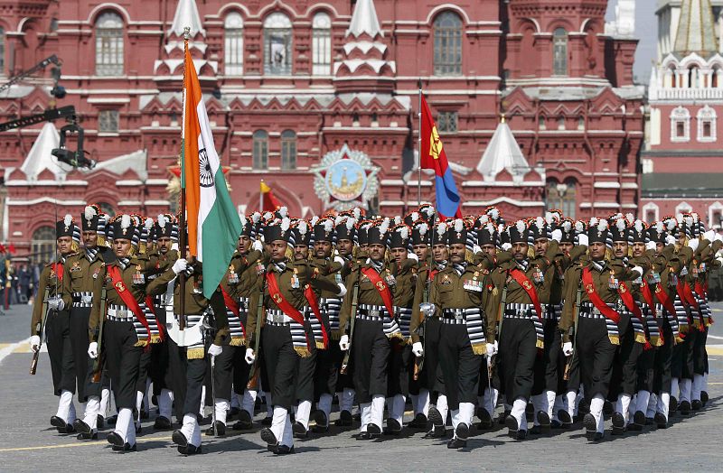 Soldado del Ejército de India marchan durante el desfile de la Vitoria en Moscú