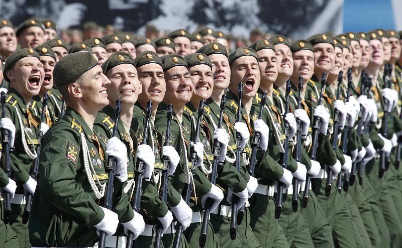 Militares rusos marchan en la Plaza Roja de Moscú en el desfile de la Victoria