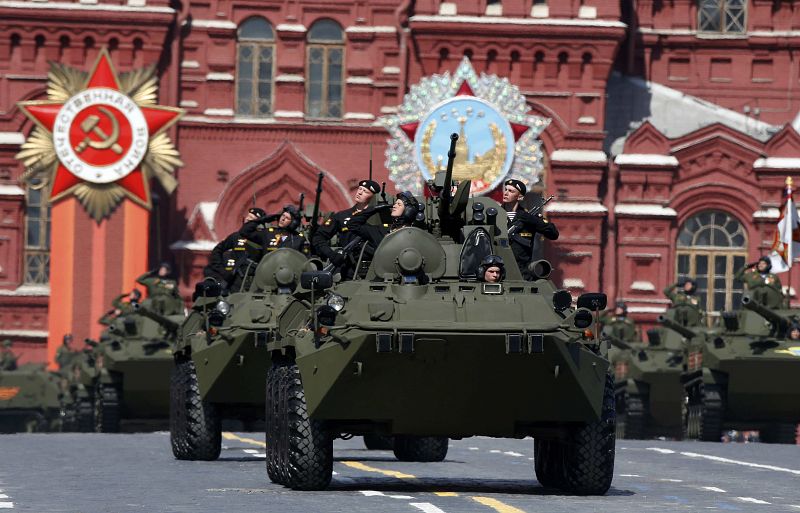 Desfile en Rusia en el 70 aniversario de la caída nazi