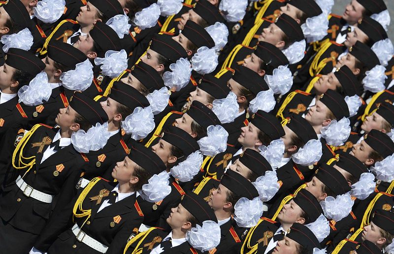 Mujeres cadetes durante el desfile en Moscú