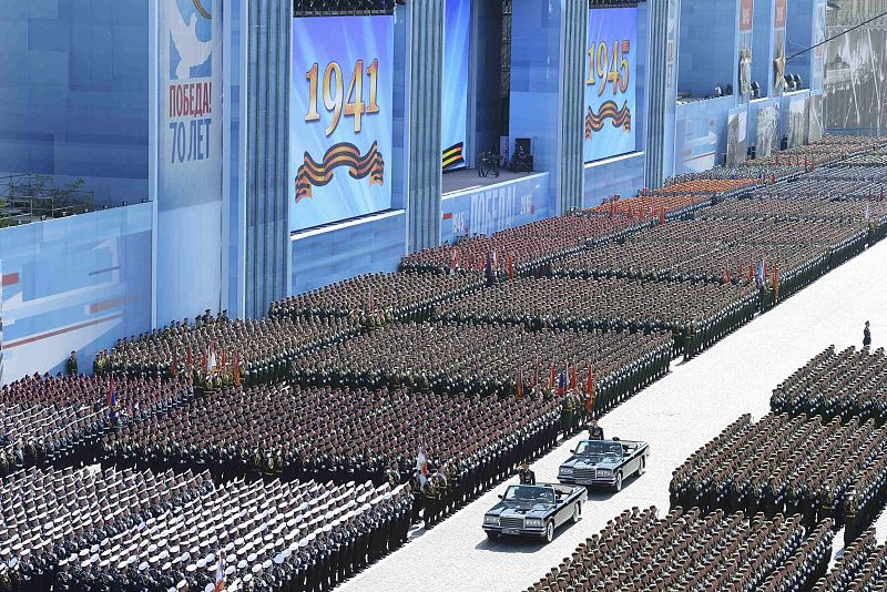 El ministro de Defensa ruso, Sergei Shoigu, revisa las tropas en el desfile de la Victoria