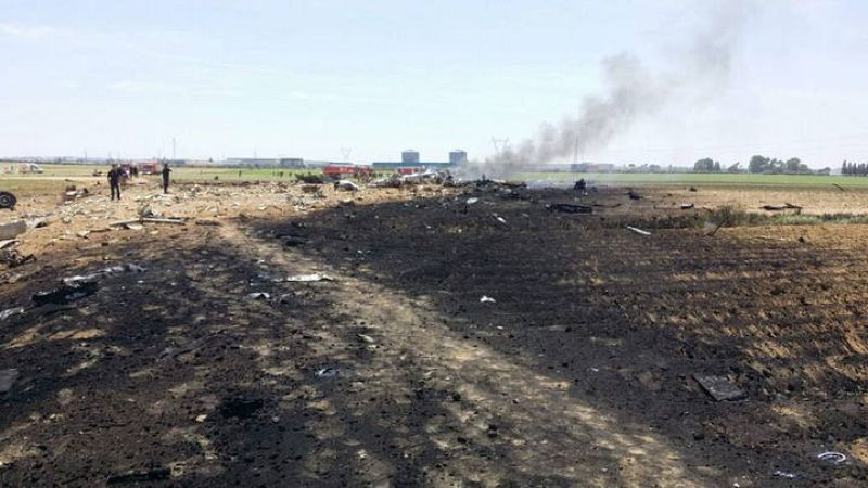 Una imagen publicada por el Servicio de Emergencia español que muestra las piezas del avión militar siniestrado