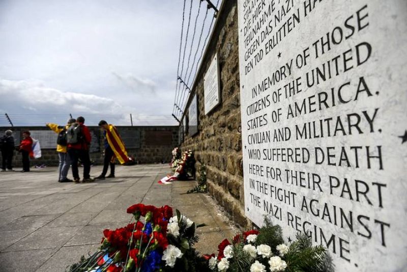 Varias personas visitan el que fue el campo de concentración nazi de Mauthausen, Austria.
