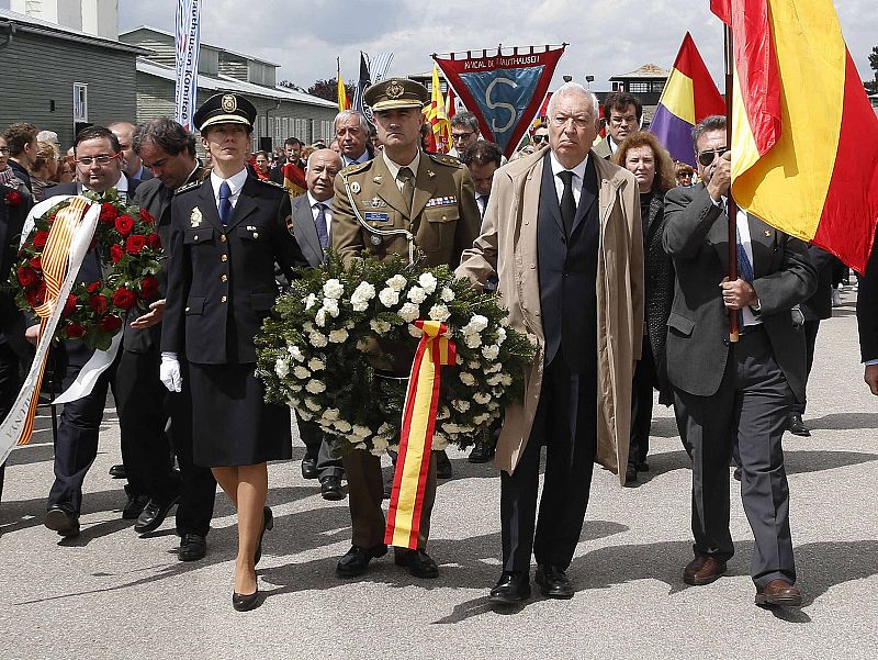 El ministro de Exteriores, José Manuel García-Margallo (2d), durante su participación en la ofrenda floral en el marco del acto conmemorativo del 70 aniversario del campo de concentración de Mauthausen.