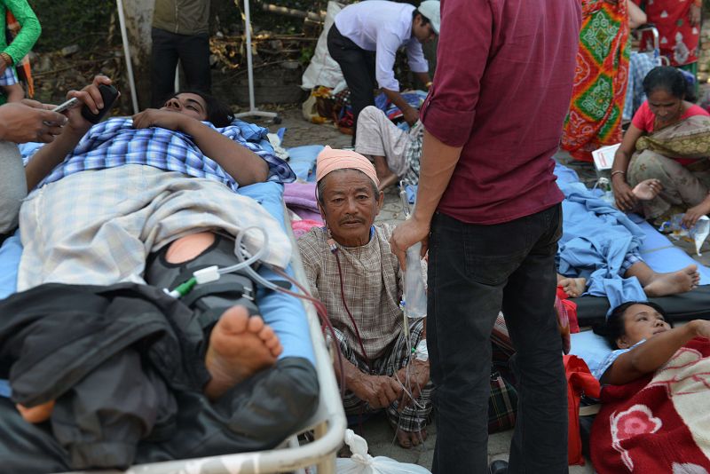 Varios pacientes de un hospital de Katmandú permanecen en la calle ante el riesgo de derrumbe tras nuevo seísmo.