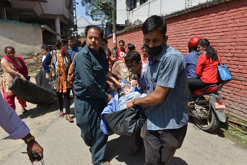 Pacientes de un hospital de Katmandú son evacuados tras el terremoto que ha golpeado este martes Nepal