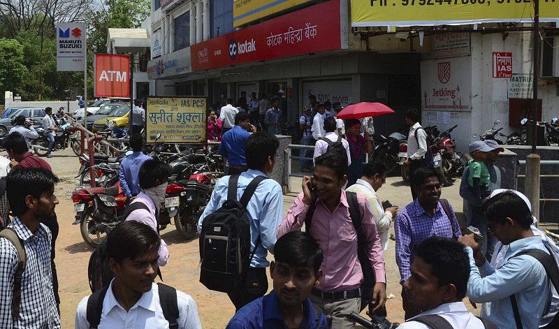 Varias personas esperan en un espacio abierto tras sentir un nuevo terremoto que se ha sentido en Allahabad, en la India.