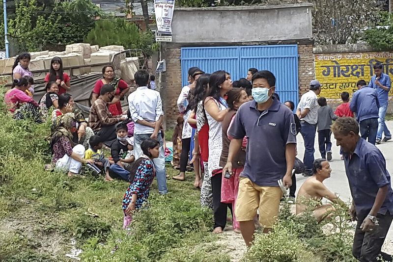 La Organización Internacional para las Migraciones ha facilitado esta imagen de un grupo de nepalíes reunidos tras el nuevo seísmo en Katmandú.