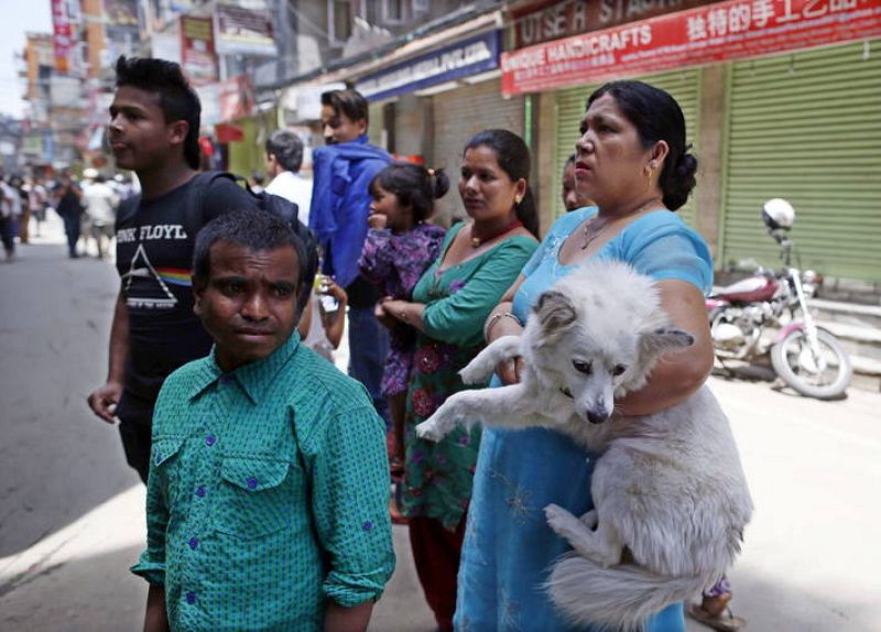 Nepalíes en busca de un espacio abierto tras el nuevo seísmo. 