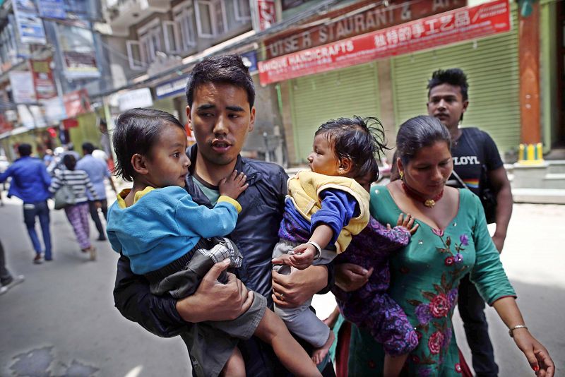 Los habitantes de Katmandú han salido a la calle con sus hijos presos del pánico.