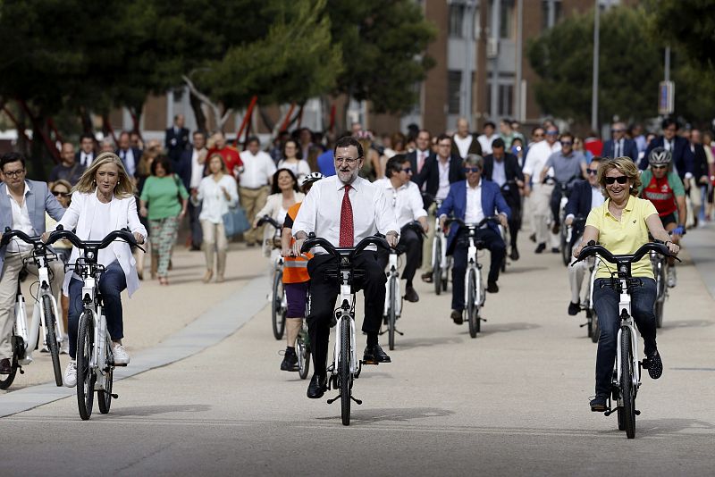 RAJOY, CIFUENTES Y AGUIRRE DAN UN PASEO EN BICICLETA