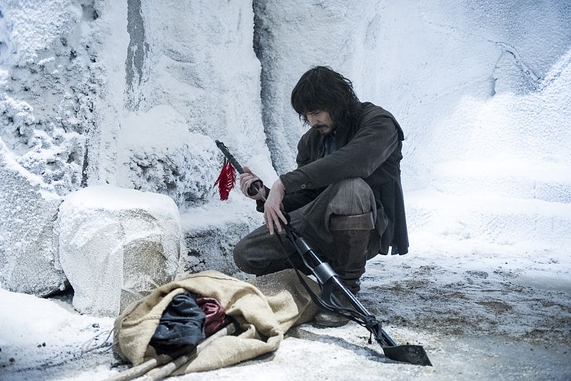 Gonzalo se ha convertido en un prófugo de la justicia y permanece escondido en el nevero para no casarse con la noble rusa, tal y como ha ordenado el Rey.