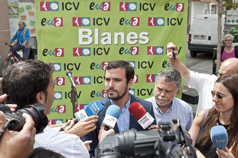 EL LÍDER DE IU, ALBERTO GARZÓN, DE CAMPAÑA EN BLANES