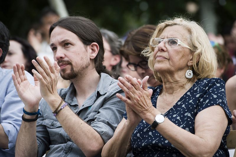 El líder de Podemos, Pablo Iglesias, junto a Manuela Carmena, candidata de Ahora Madrid al Ayuntamiento