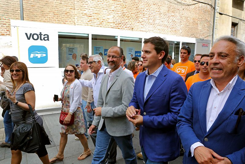 El líder de Ciudadanos, Albert Rivera, pasa por delante de un stand del PP en Valladolid