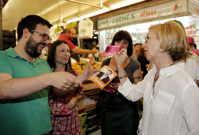 La líder de UPyD, Rosa Díez, intercambia propaganda electoral con un miembro de Ciudadanos en el mercado del Cabanyal, en Valencia