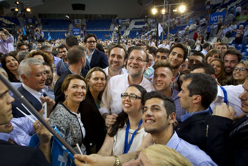 Rajoy se hace un 'selfie' con simpatizantes en el mitin de Palma