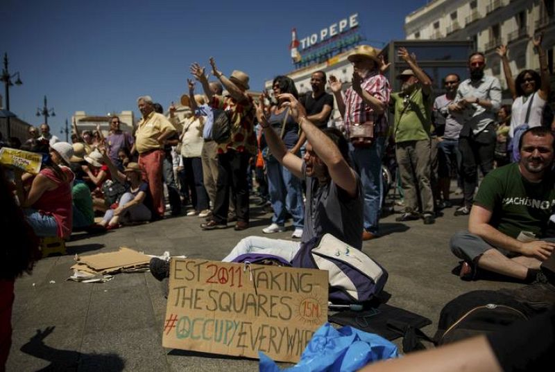 Las asambleas y las manos alzadas han vuelto este 15 de mayo a la escenografía de la céntrica plaza madrileña, punto de confluencia del movimiento de los 'indignados'.