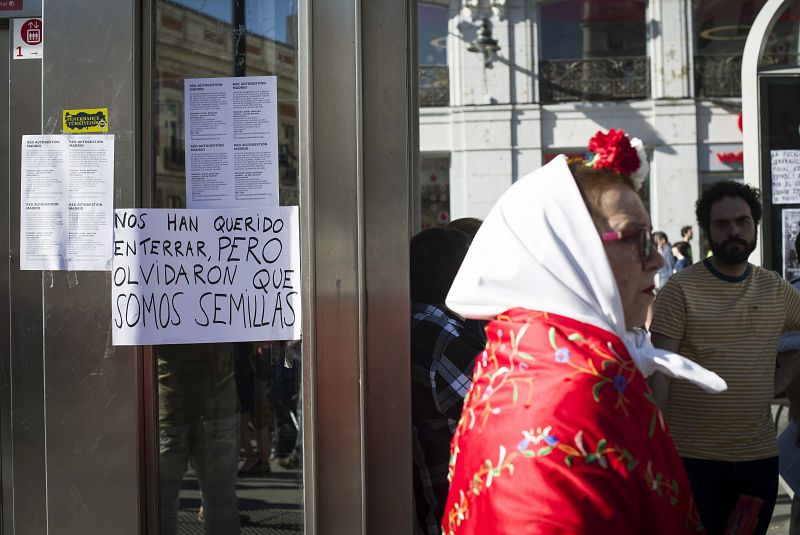 Estampas castizas del San Isidro madrileño han convivido en la Puerta del Sol con este aniversario del 15M.