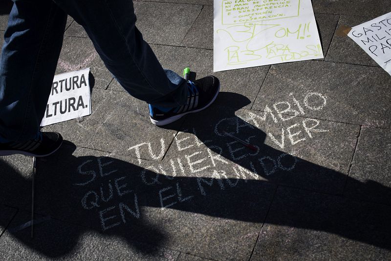 "Sé tú el cambio que quieres ver en el mundo", animaba un lema pintado en el suelo de la Puerta del Sol de Madrid.