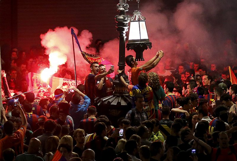 Varias vengalas se han encendido en torno a la fuente de la ciudad Condal para festejar el 23º título del Barça.