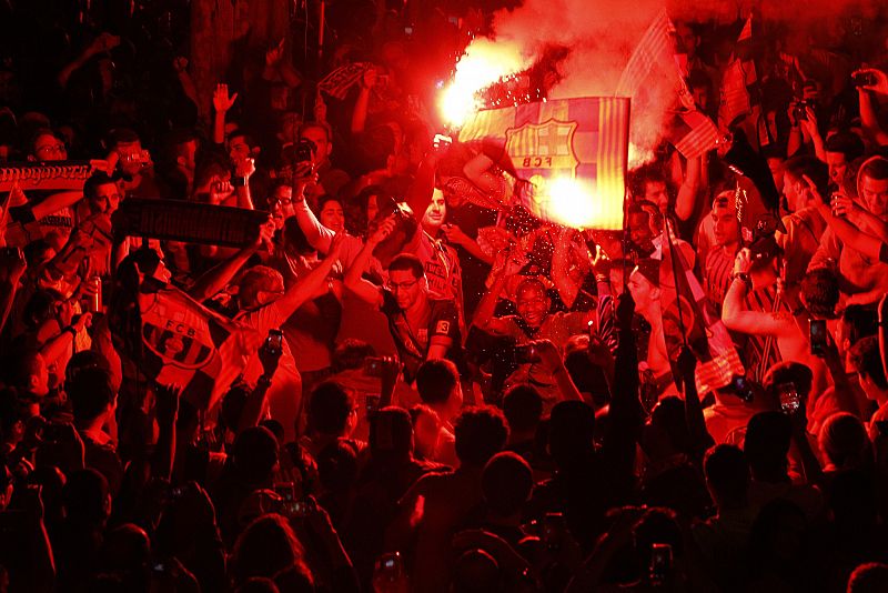 El azul y el rojo han sido los colores que han dominado la celebración en la plaza de Canaletas, en Barcelona.