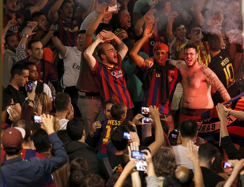 Los aficionados intentan capturar con sus teléfonos móviles el momento de la celebración en Barcelona.