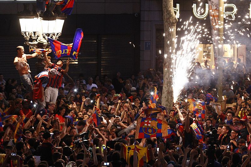 Cientos de fans del FC Barcelona se han reunido en la fuente de Canaletas para celebrar el título.