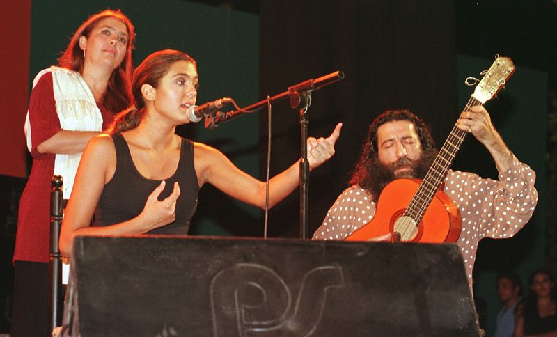 La cantante Alba Molina junto a sus padres, los artistas Lole y Manuel