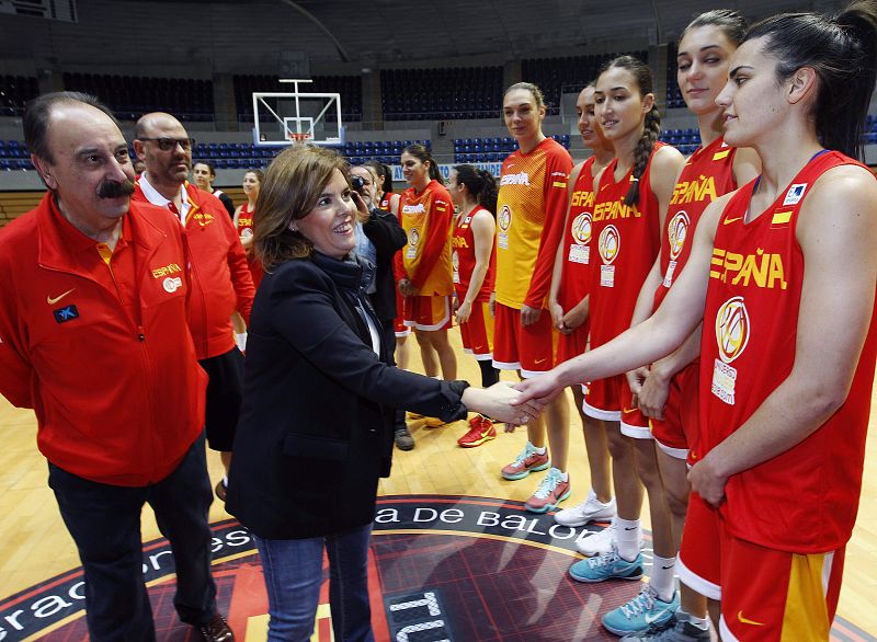 Sáenz de Santamaría saluda a las jugadoras de la selección nacional de baloncesto femenino