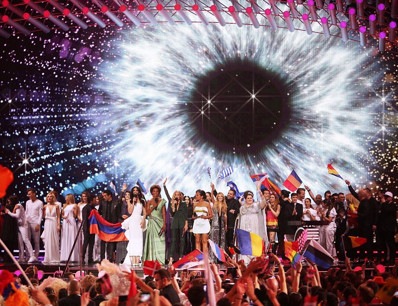 Las presentadoras Arabella Kiesbauer, Mirjam Weichselbraun y Alice Tumler (d) celebran los diez finalistas en la primera semifinal del 60 Festival anual de la Canción de Eurovisión.