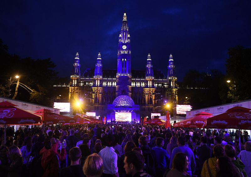 Vista general de espectadores asistiendo a la Villa Eurovision en la primera semifinal del Eurovisión.