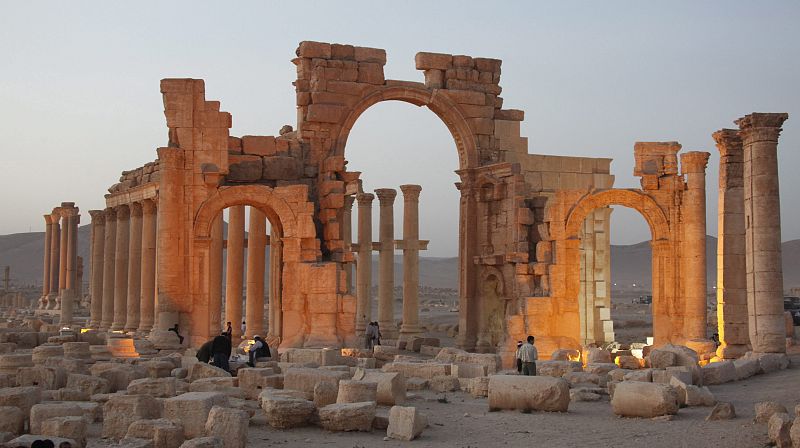 Fotografía del gran arco monumental de Palmira, hoy amenazada por el Estado Islámico.