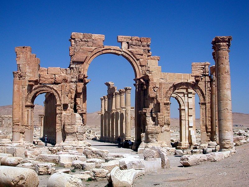 Arco monumental de la ciudad de Palmira, situado en la sección este del conjunto, remata su gran columnata.
