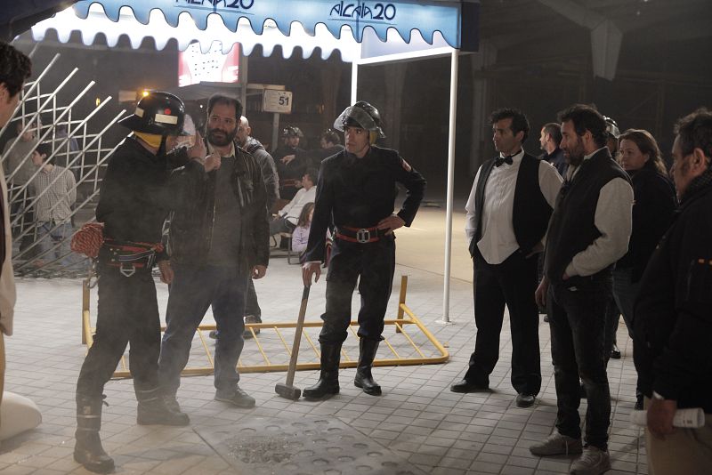 Óscar Aibar, con los bomberos que han intervenido en Cuéntame cómo pasó