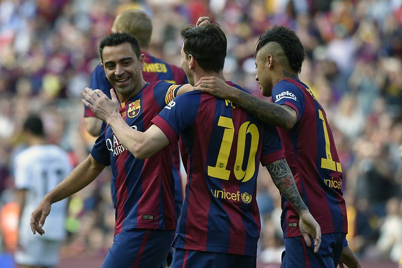 Xavi celebra con sus compañeros el gol de Messi.