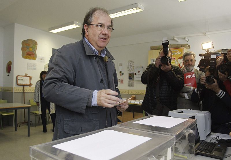 Uno de los primeros candidatos en las elecciones autonómicas 2015 en acudir a votar, Juan Vicente Herrera (PP), que opta a la reelección en Castilla y León.