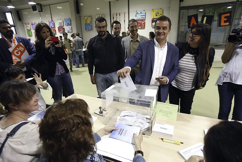 El candidato de ERC a la alcaldía de Barcelona, Alfred Bosch, votando en un colegio de Barcelona en las elecciones municipales 2015.