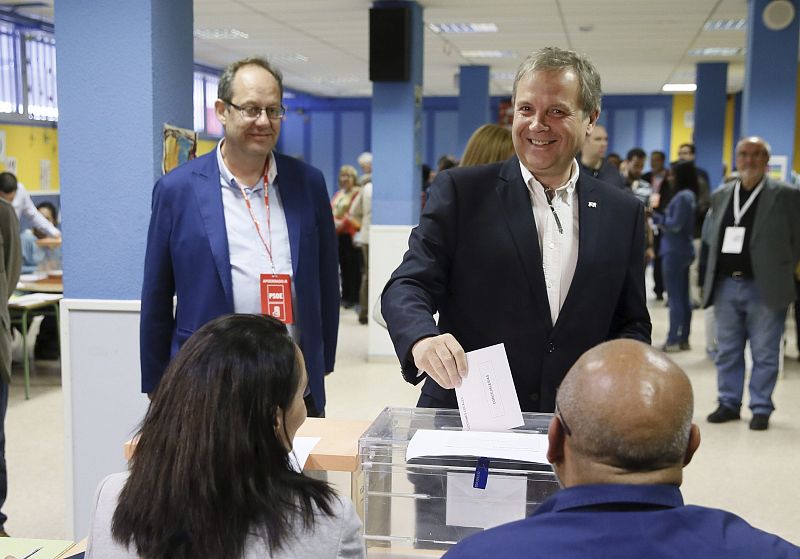 El candidato socialista al Ayuntamiento de Madrid, Antonio Miguel Carmona, ha votado para las elecciones municipales y autonómicas 2015 en el colegio Virgen del Cortijo de la capital.