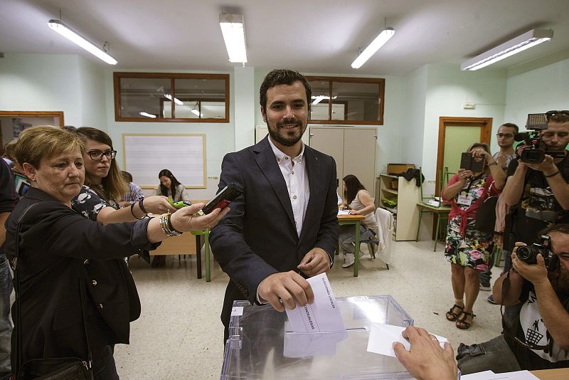 Alberto Garzón (IU) votando en las elecciones municipales y autonómicas 2015