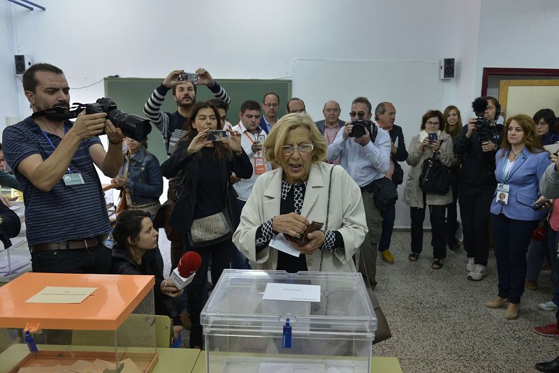 La candidata de Ahora Madrid (Ganemos, Podemos y Equo) a la alcaldía de la capital, Manuela Carmena, ha votado sobre las 9.30 horas en el colegio Conde de Orgaz.