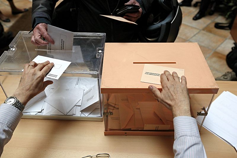 Urnas de las elecciones municipales y autonómicas 2015 de la Comunidad Valenciana, donde votan un total de 3,6 millones de electores.