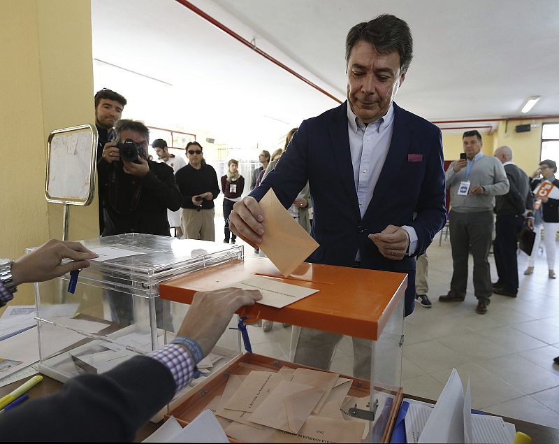 El actual presidente de la Comunidad de Madrid, Ignacio González, vota para las elecciones municipales y autonómicas 2015 en el Colegio Bernardette, en Aravaca.