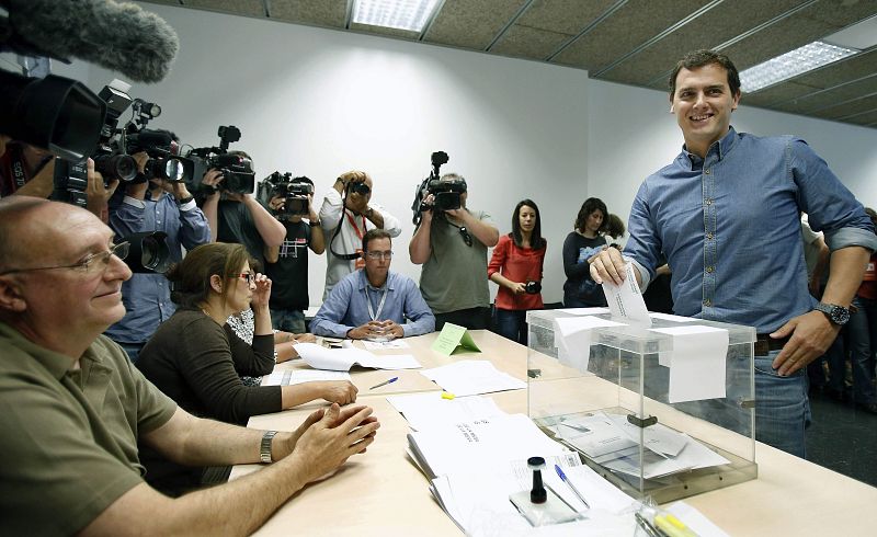 El presidente de Ciudadanos, Albert Rivera, ha votado en el Centro Social y Cultural Sagrada Familia de Barcelona, durante las elecciones municipales y autonómicas 2015.