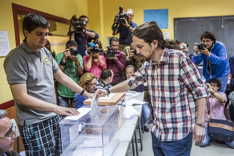 El secretario general de Podemos, Pablo Iglesias, ha votado en el Instituto de Educación Secundaria Tirso de Molina, del barrio madrileño de Vallecas, en Madrid.