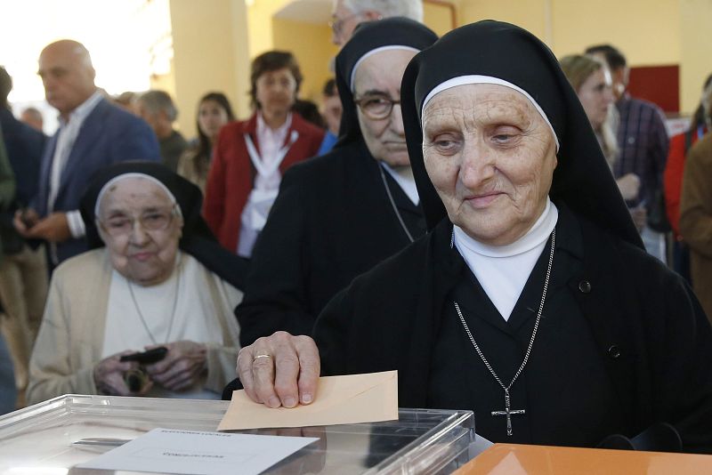 Una religiosa ejerce su derecho al voto en un colegio electoral de Aravaca (Madrid), durante los comicios municipales y autonómicos que se celebran este domingo.