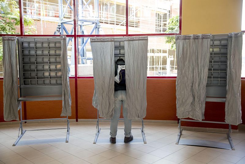 Detalle de las cabinas instaladas en el Instituto de Educación Secundaria Tirso de Molina, del barrio madrileño de Vallecas.