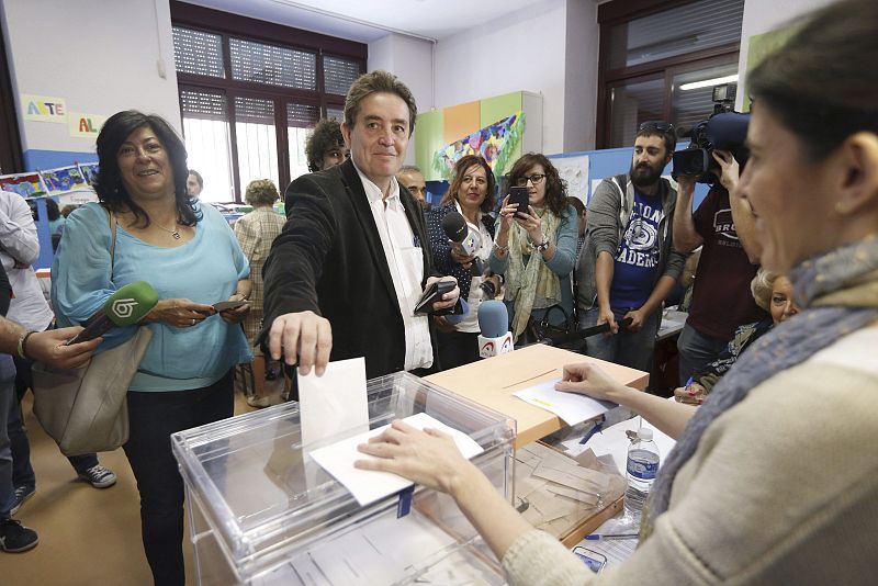 El candidato de IU a la Comunidad de Madrid, Luis García Montero, vota para las elecciones del 24M, acompañado de su mujer, la escritora Almudena Grandes, en el colegio Pi i Margall de la capital.