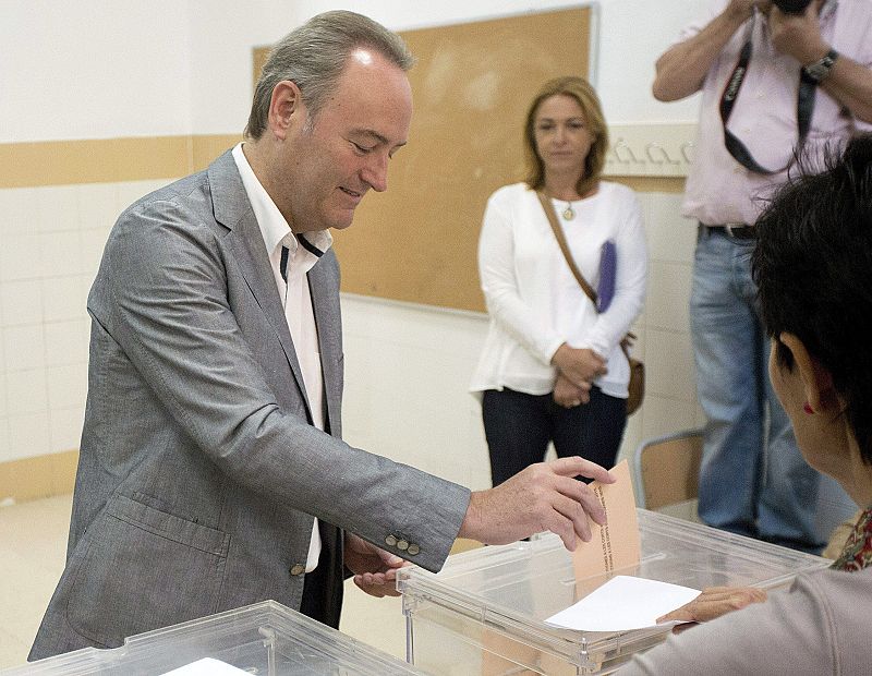 El president de la Geneeralitat Valenciana y candidato del PP a la reelección, Alberto Fabra, ejerciendo su derecho al voto en su colegio electoral.